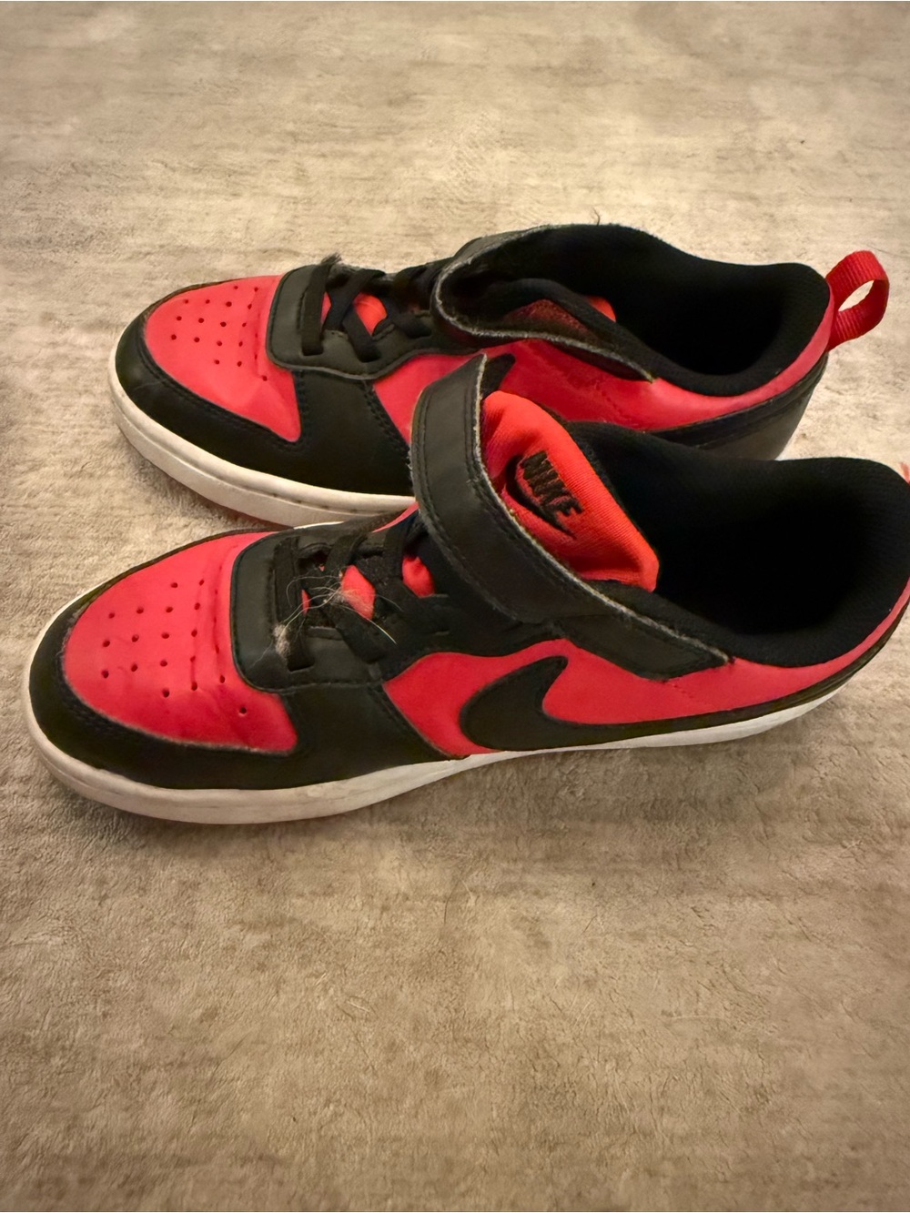 Nike Kids Black and Red Low-Top Sneakers with Hook-and-Loop Strap
